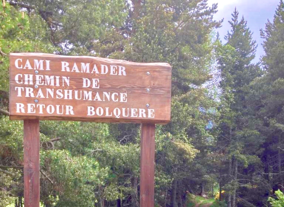 Indicación del “Chemin de Transhumance” en el Llac de la Quillana (Francia)